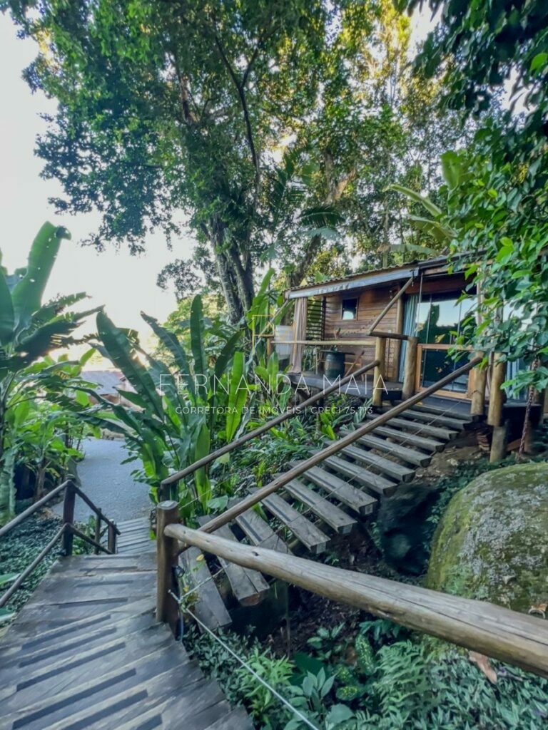 Casa a venda em Paraty com vista para o mar, a propriedade conta com 4470 m2 de área de terreno, casa principal e dois chalés independentes.