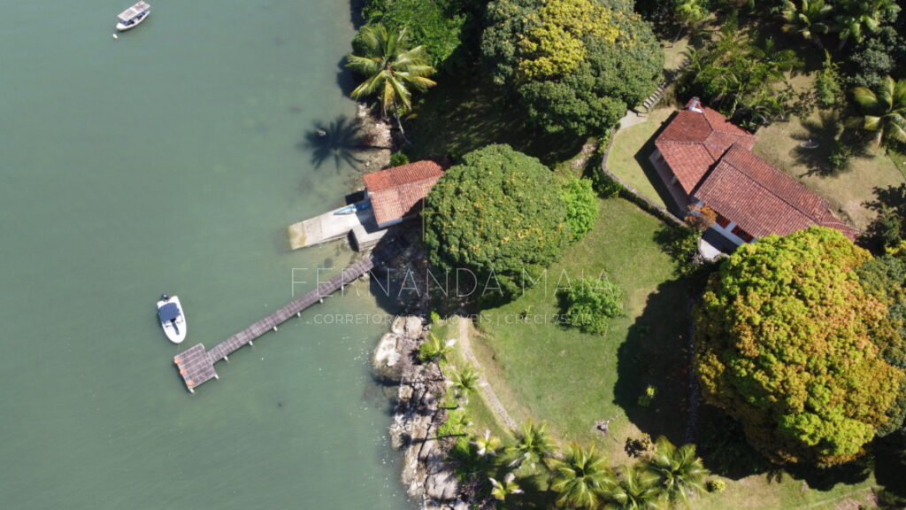 Terreno com Casa com de frente e com Vista para o Mar com acesso exclusivo apenas por barco para Venda na baía em Paraty.
